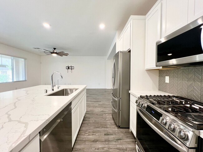 Foto del edificio - NEWER BUILD 4BD/3.5BA HOME W/ NEXT GEN SUI...