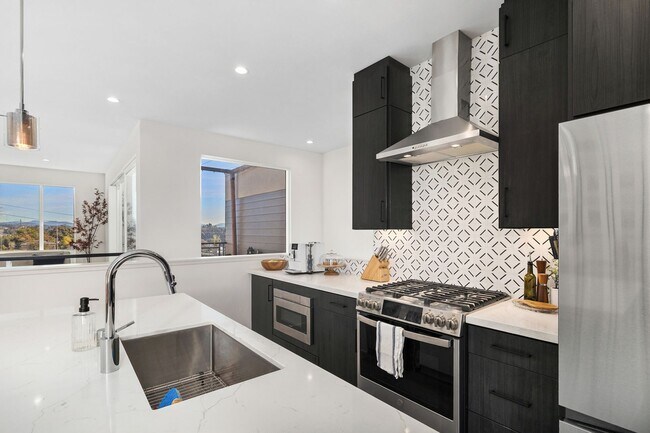 Foto del edificio - Beautiful upgraded 3 bedroom townhome with 2 car garage!