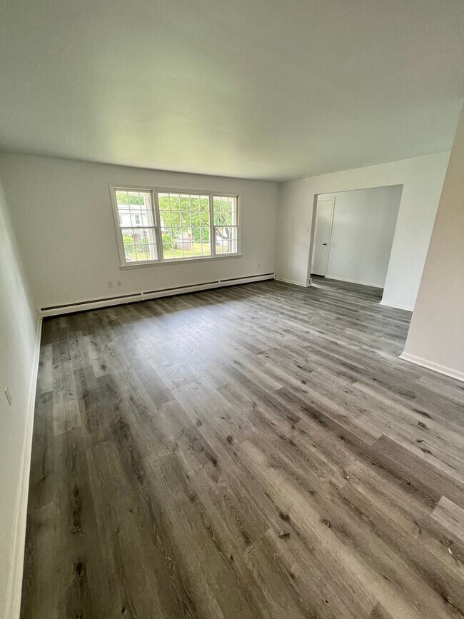 Building Photo - Fully Renovated Single-Family home in Glen...