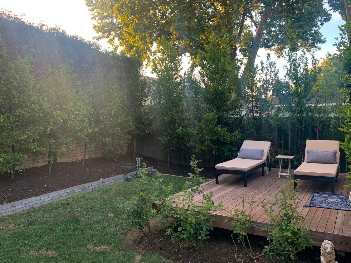 Rear yard with deck off of the master suite. - 527 Monroe St