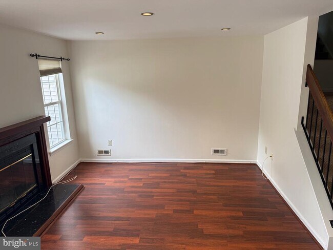 Foto del edificio - 43 Honey Locust Ln