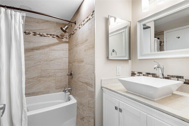 Foto del edificio - 3111 Oakland Shores Dr