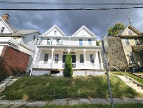 Building Photo - 907 Green Ridge St