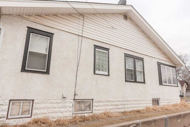 Foto del edificio - 2 br, 1 bath House - 2410 Lowry Avenue N