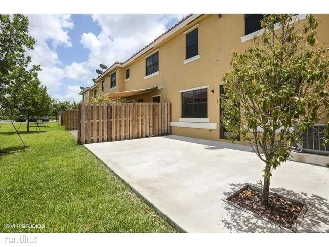 Building Photo - 4 br, 3.5 bath  - 820 W Village Cir