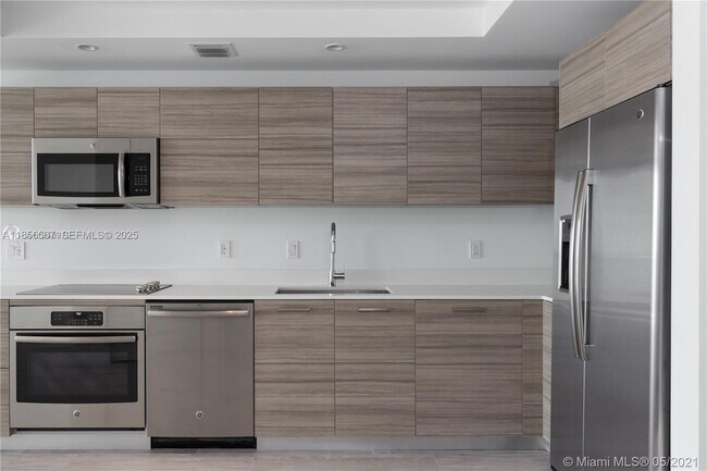 Foto del edificio - 121 NE 34th St