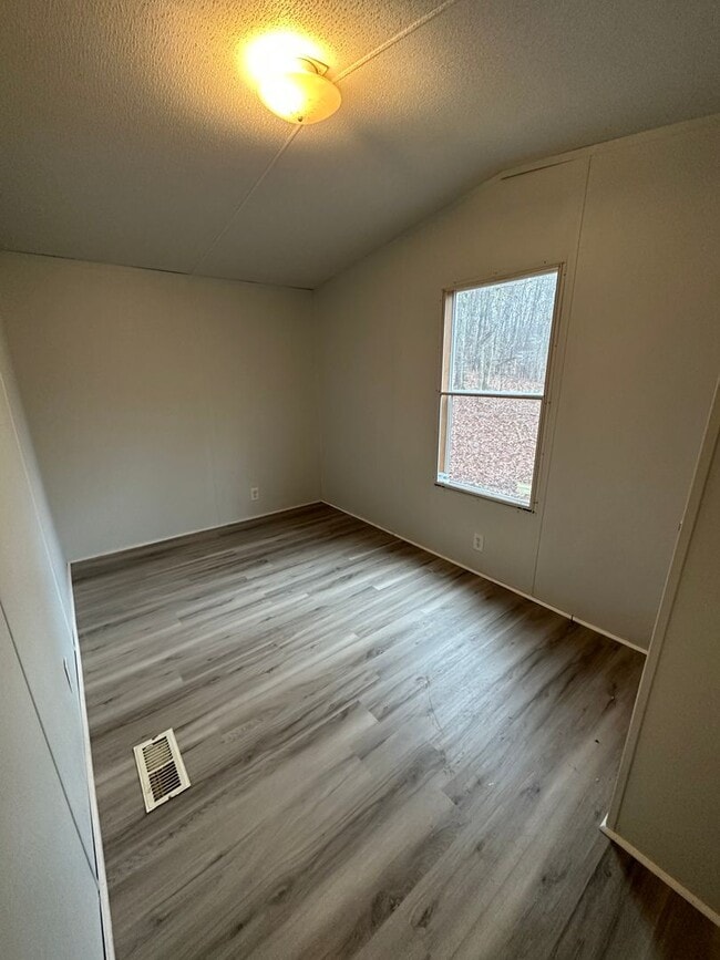 Foto del edificio - Two bedroom single wide on private lot off...