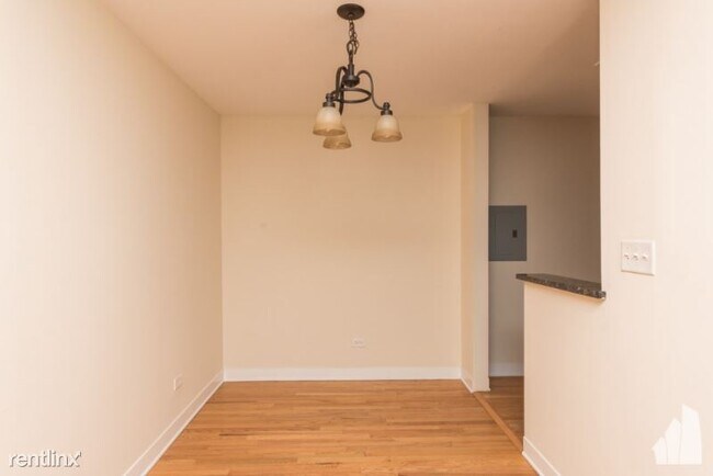 Building Photo - 627 W Wrightwood Ave