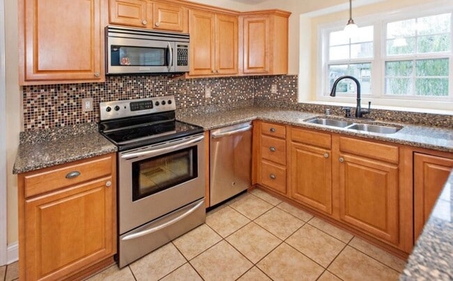 Building Photo - Welcome home to this stunning 4-bedroom, 2.5-bath residence in the highly sought-after Williamsga...