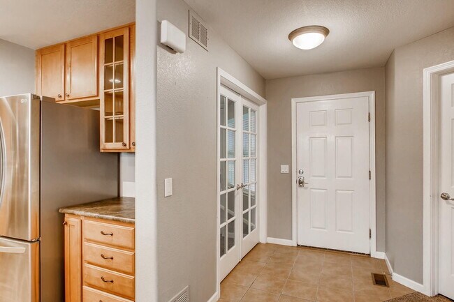 Foto del edificio - Gorgeous 5 Bed/4 Bath Townhome with Fully Finished Custom Basement! Cherry Creek Schools!