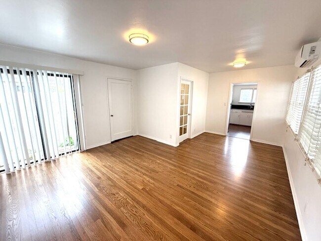 Foto del edificio - Bungalow - 1 bedroom + Office = natural wood floors, mini split a/c , new appliances, private pat...