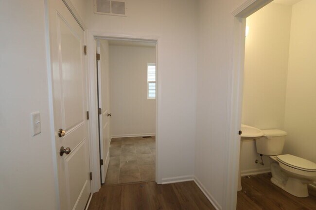 Foto del edificio - 608 Henry Ln