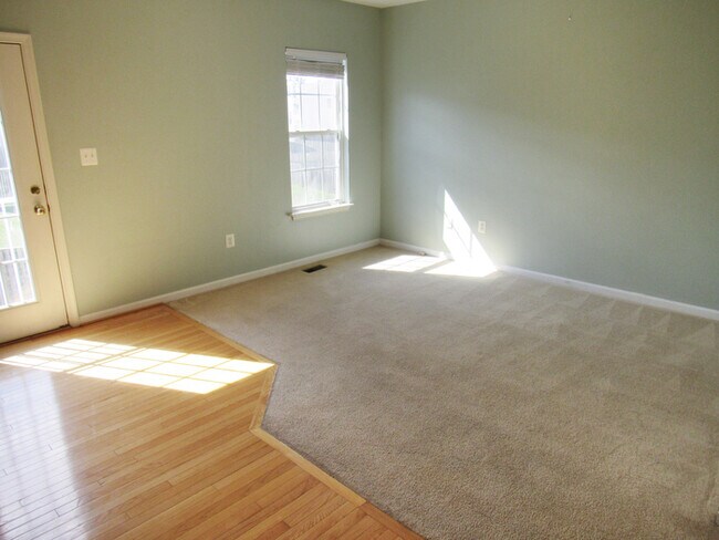 Foto del edificio - 3 Level Inner Town Home with 1 Car Garage ...