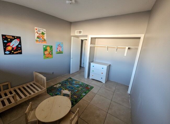 Foto del edificio - 1745 E Broadway Rd