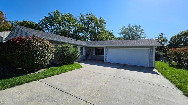 Building Photo - 1321 Elm Dr