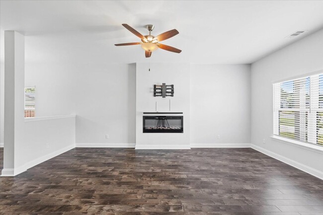 Building Photo - Beautiful 4 Bed - 2.5 Bath in Watergrass S...