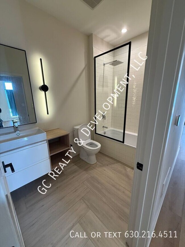 Building Photo - 3202 N Kildare Ave