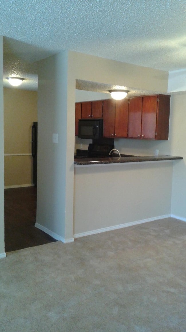 Building Photo - 1401 Tennis Dr