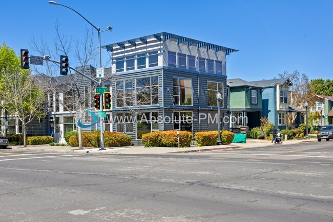 Building Photo - Amazing 2 Bedroom 1.5 Bath Townhome in the...