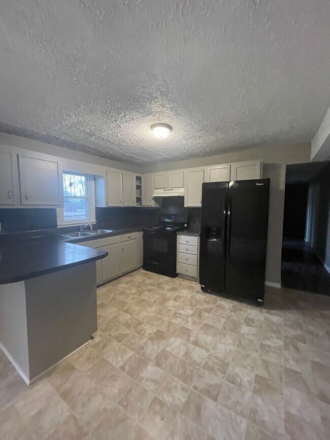 Building Photo - Spacious 4 Bedroom/2 Bath Home