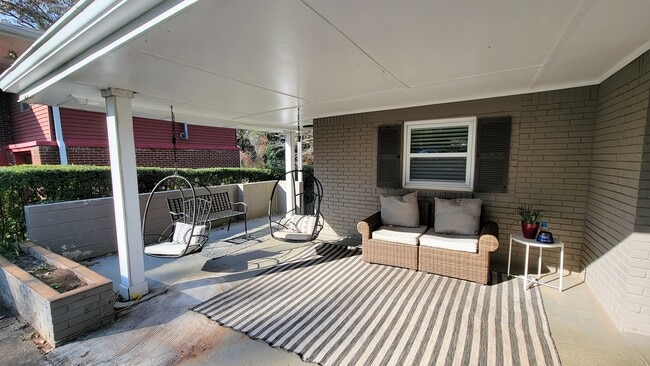 Building Photo - 3010 Santa Monica Dr