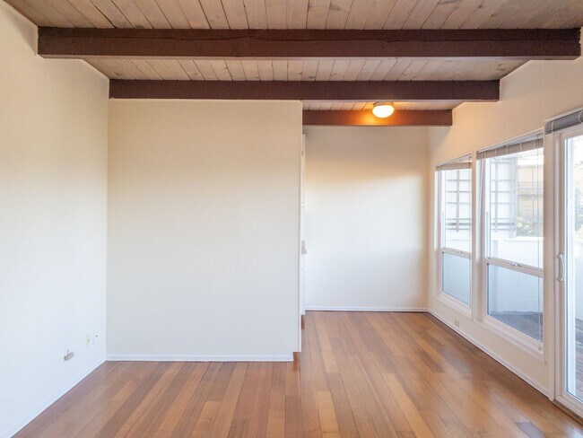 Foto del edificio - Beautiful 1 BD/ 1BA Apartment! Parking! Laundry! PROGRESSIVE