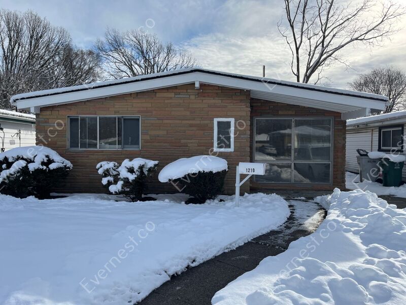 Primary Photo - 1210 E Maxlow Ave