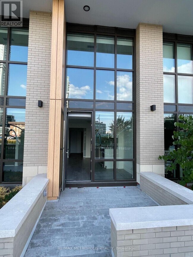 Building Photo - 325 Yorkland Blvd