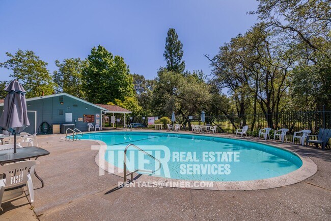 Building Photo - Bright, Well-Maintained 3 Bedroom Condo