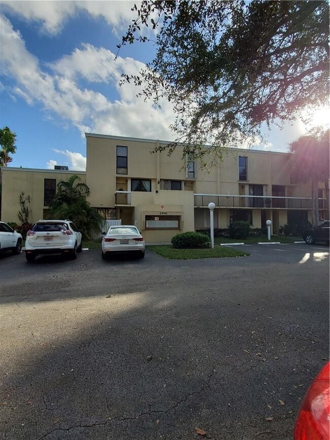 Building Photo - 2941 SW 87th Ave