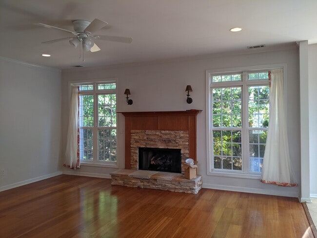 Building Photo - 2414 Manal Way