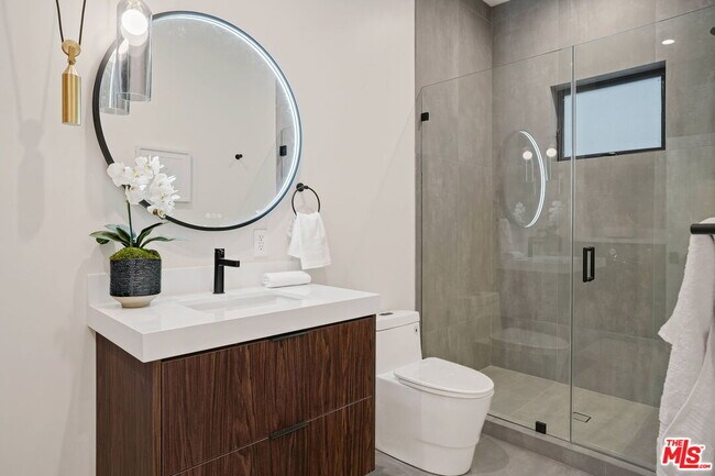 Foto del edificio - 2352 Riverside Dr