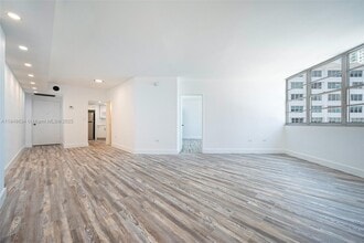 Building Photo - 801 Brickell Bay Dr