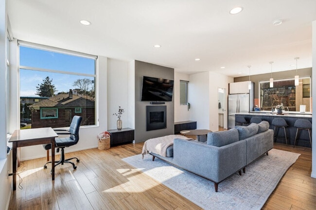 Building Photo - 2323 W Crockett St