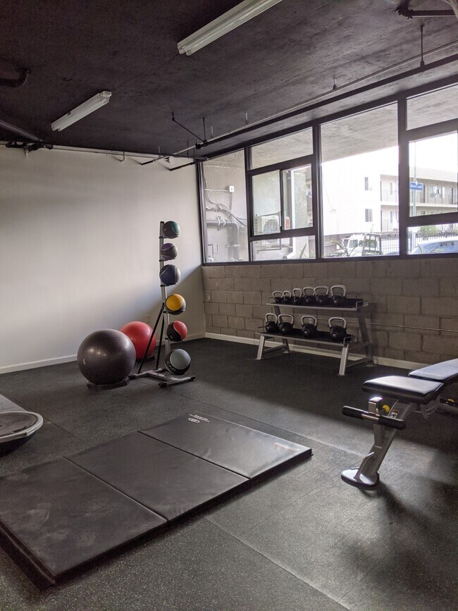 Foto del edificio - 654 N Virgil Ave