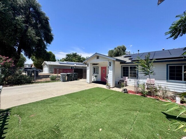 Foto del edificio - Charming 3 Bed + Den Home with Solar in Wi...