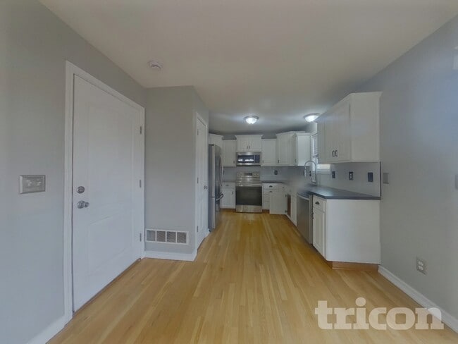 Building Photo - 10201 N Lewis Ave