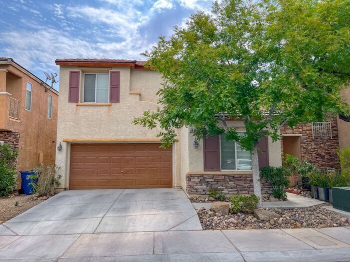 Foto principal - Charming 5-Bedroom Home in Desired Community!