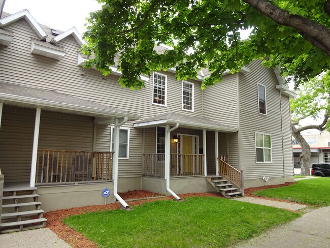 Main view of property - 728 2nd Ave SE