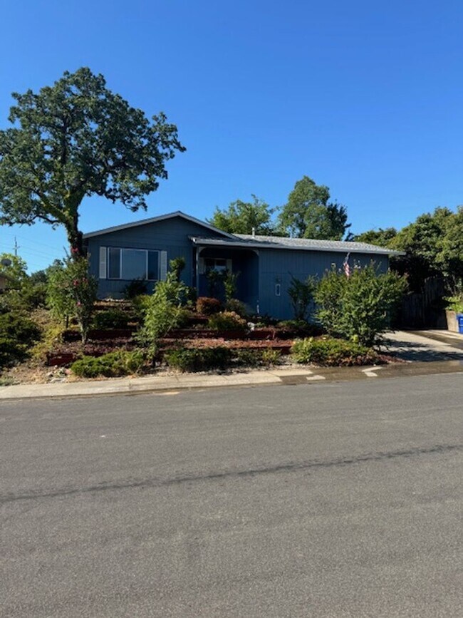 Building Photo - Lake Forest Estates- 3 Bedroom with Mounta...