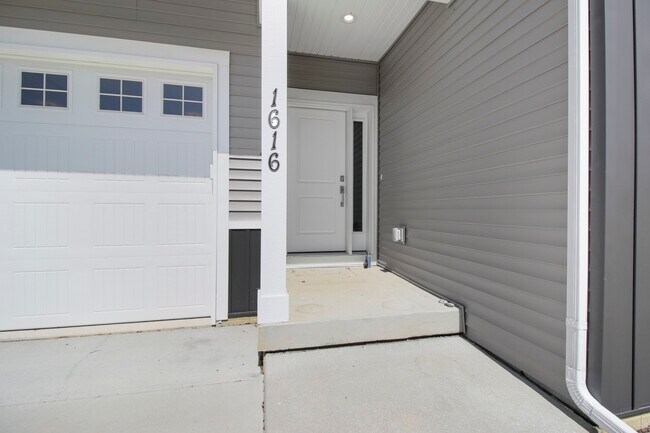 Building Photo - 1616 E Lexington Dr