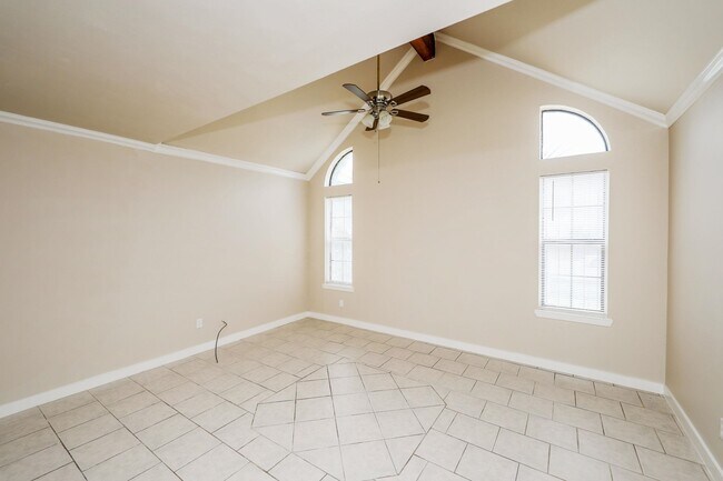 Building Photo - 102 Prada Machin Dr