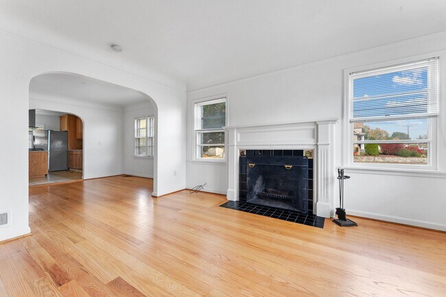Foto del edificio - Spacious 6 Bed 2 Bath Home- N Portland Charmer!