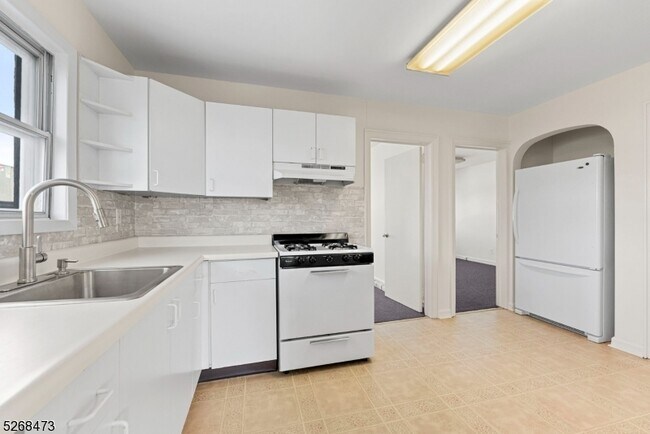 Building Photo - 836 Van Houten Ave