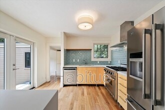 Building Photo - 1411 E Jefferson St