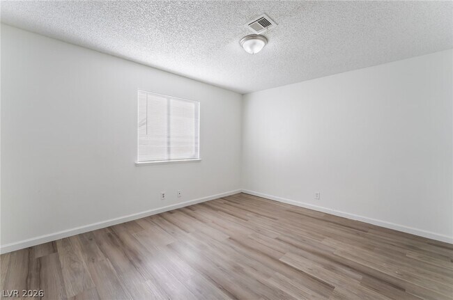 Foto del edificio - 6982 Hopkins Dr