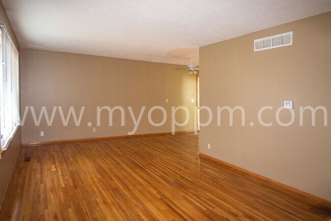 Foto del edificio - Great 3-Bedroom House on Westwood Lane