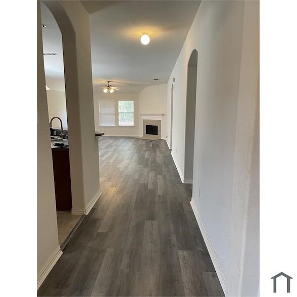 Foto del edificio - 608 Creekside Dr