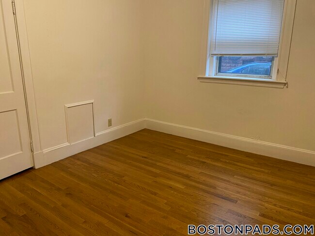 Foto del edificio - 16 Lakeville Rd