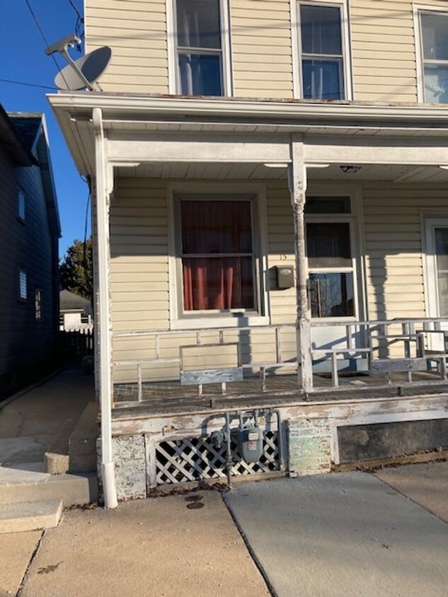 Primary Photo - 3 br, 2 bath House - 15 E BAHNEY AVE